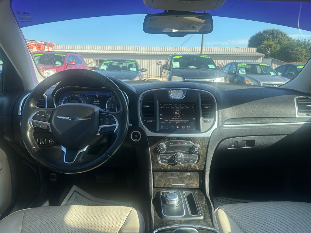 2016 Chrysler 300 Image 9