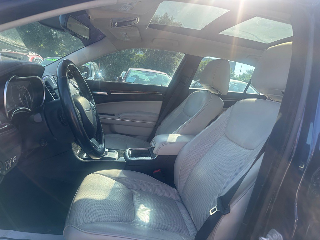 2016 Chrysler 300 Image 10