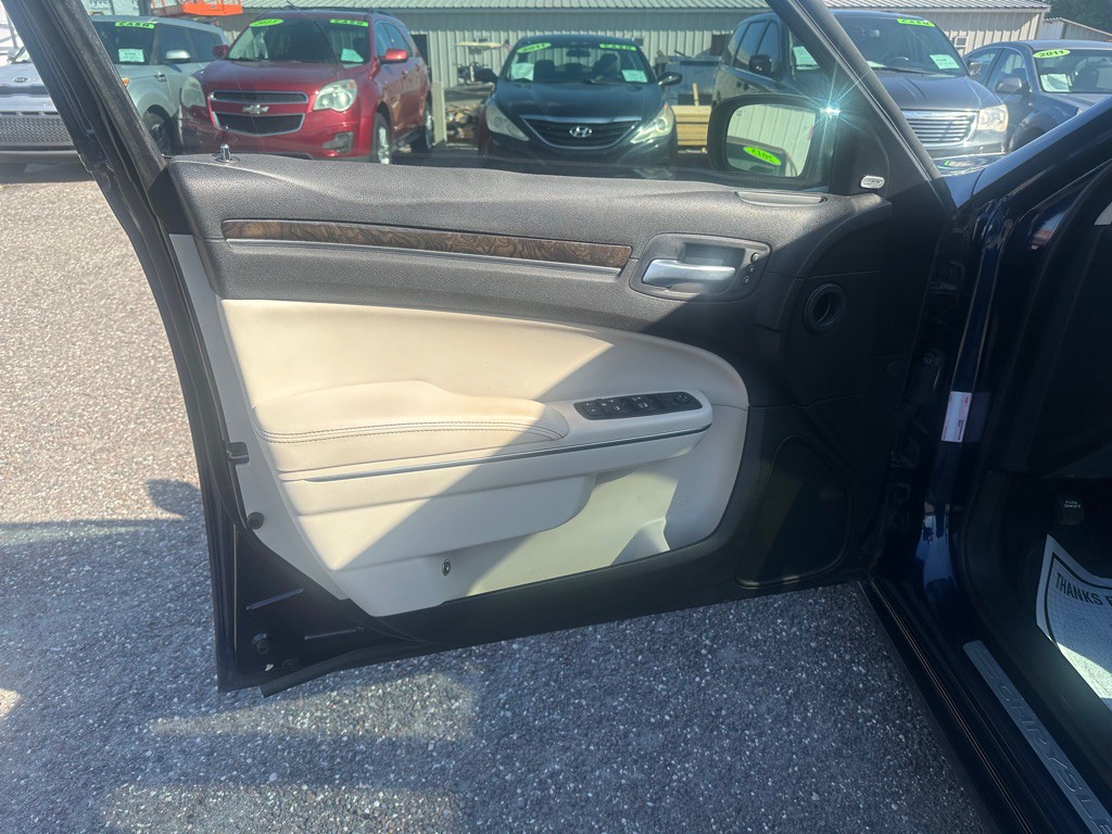 2016 Chrysler 300 Image 11