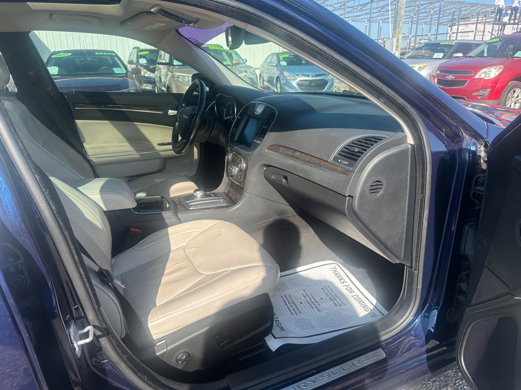 2016 Chrysler 300 Image 12