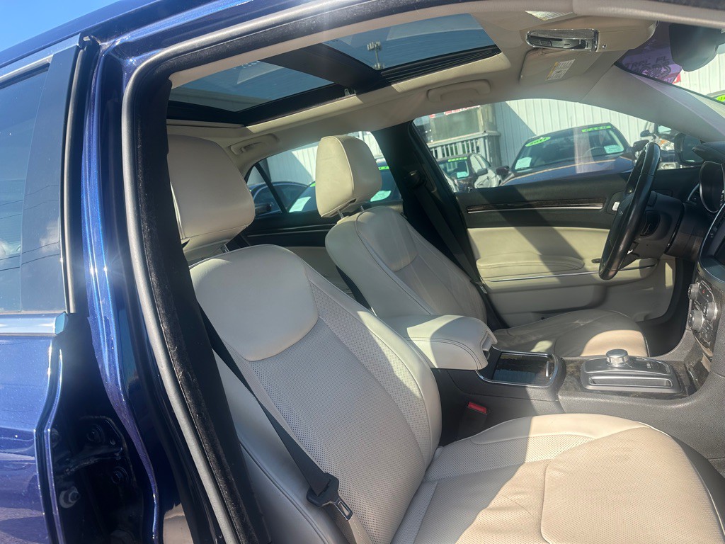 2016 Chrysler 300 Image 13