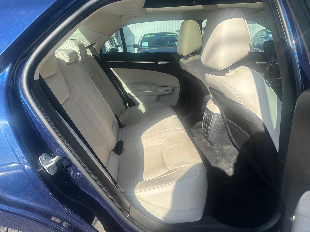 2016 Chrysler 300 Image 14