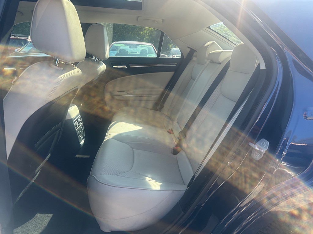 2016 Chrysler 300 Image 15