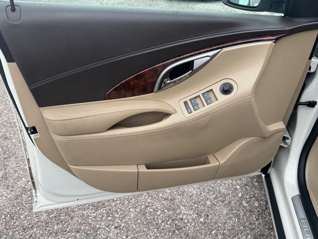 2011 Buick Lacrosse Image 10