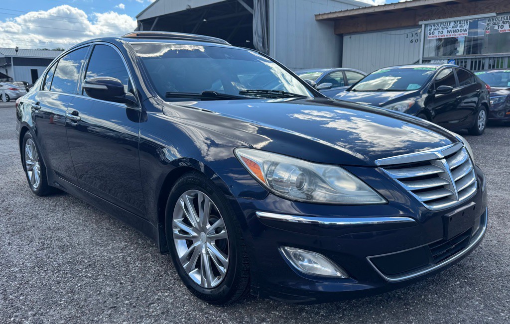 2013 Hyundai Genesis Image 1