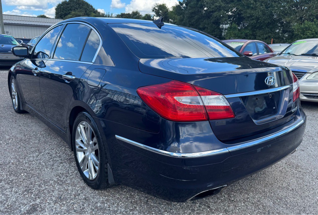 2013 Hyundai Genesis Image 2