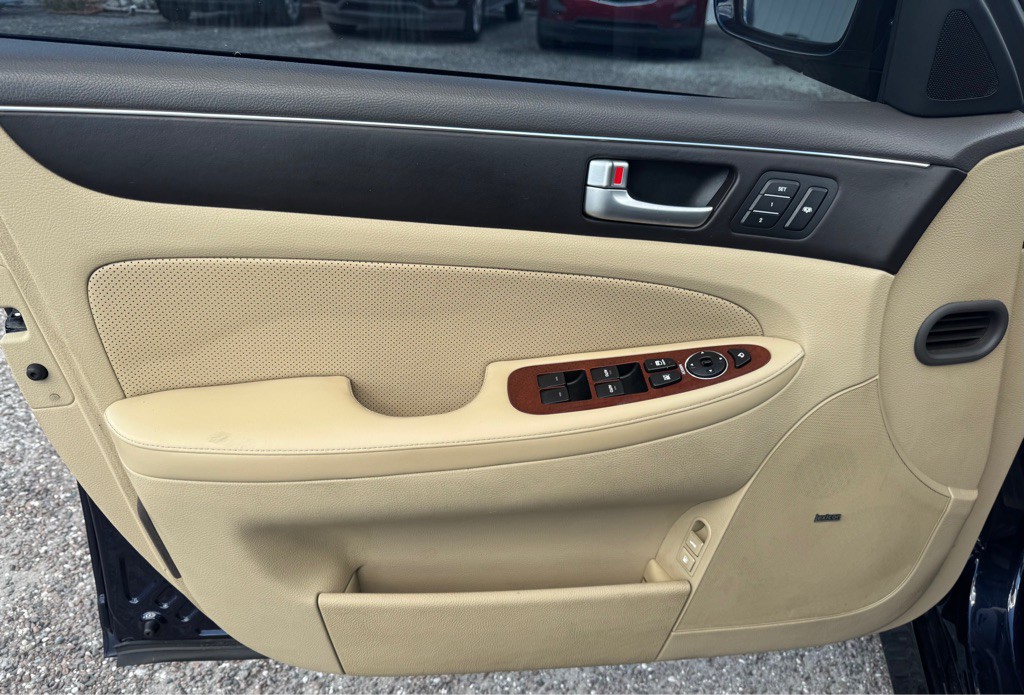 2013 Hyundai Genesis Image 10