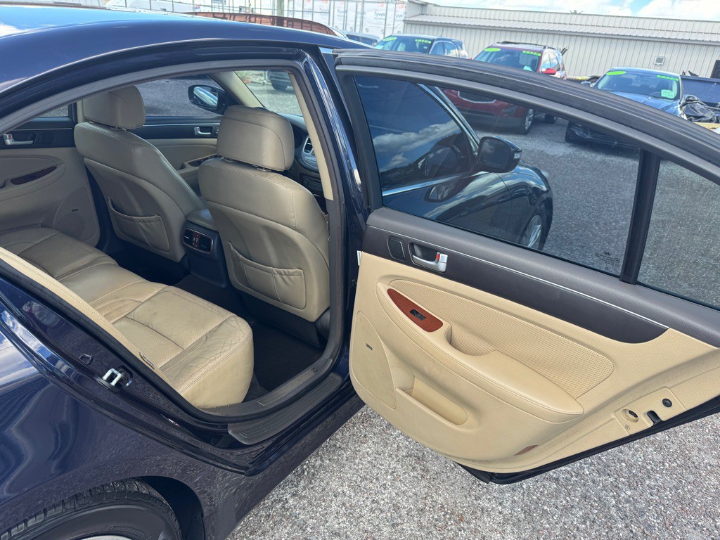 2013 Hyundai Genesis Image 15