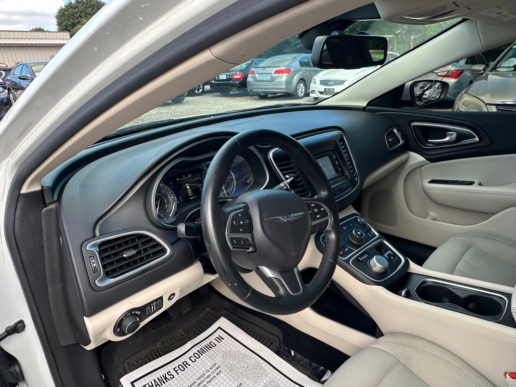 2016 Chrysler 200 Image 4