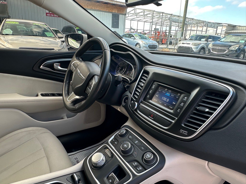 2016 Chrysler 200 Image 6