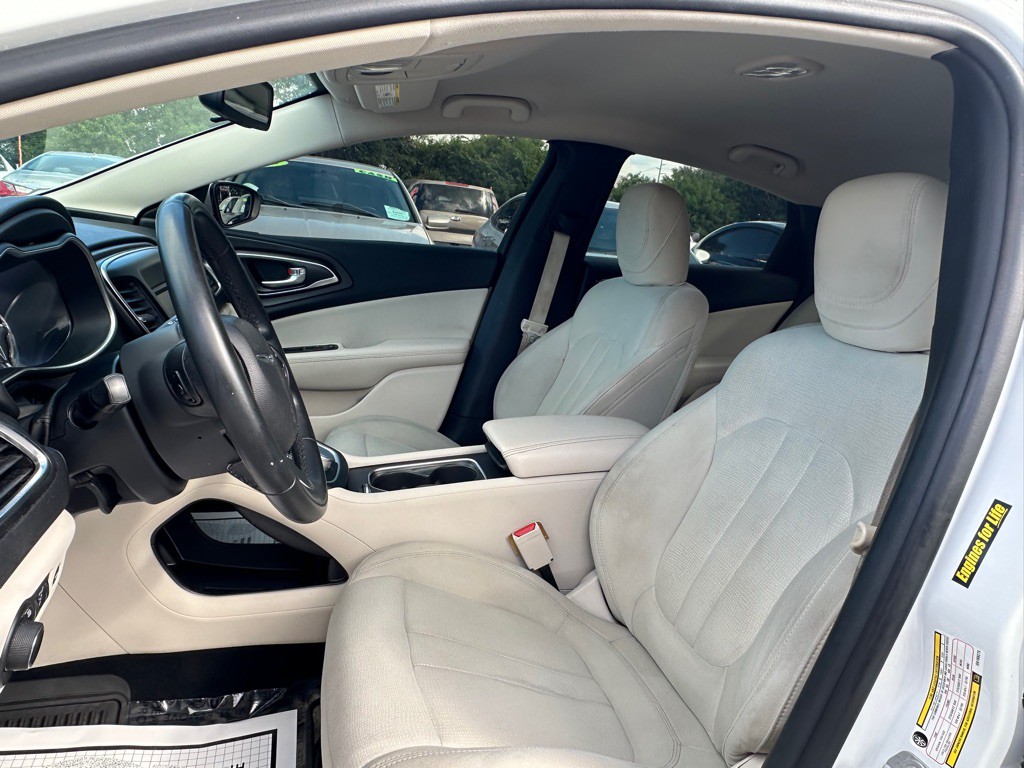 2016 Chrysler 200 Image 7