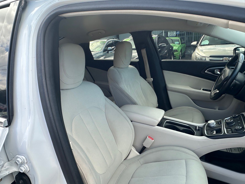 2016 Chrysler 200 Image 10