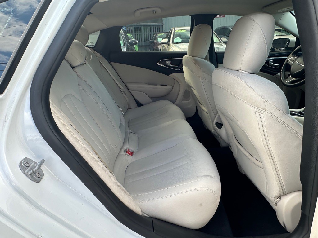 2016 Chrysler 200 Image 11