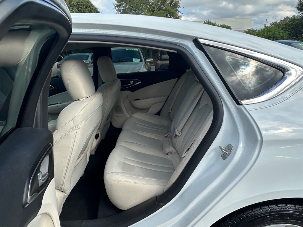 2016 Chrysler 200 Image 12