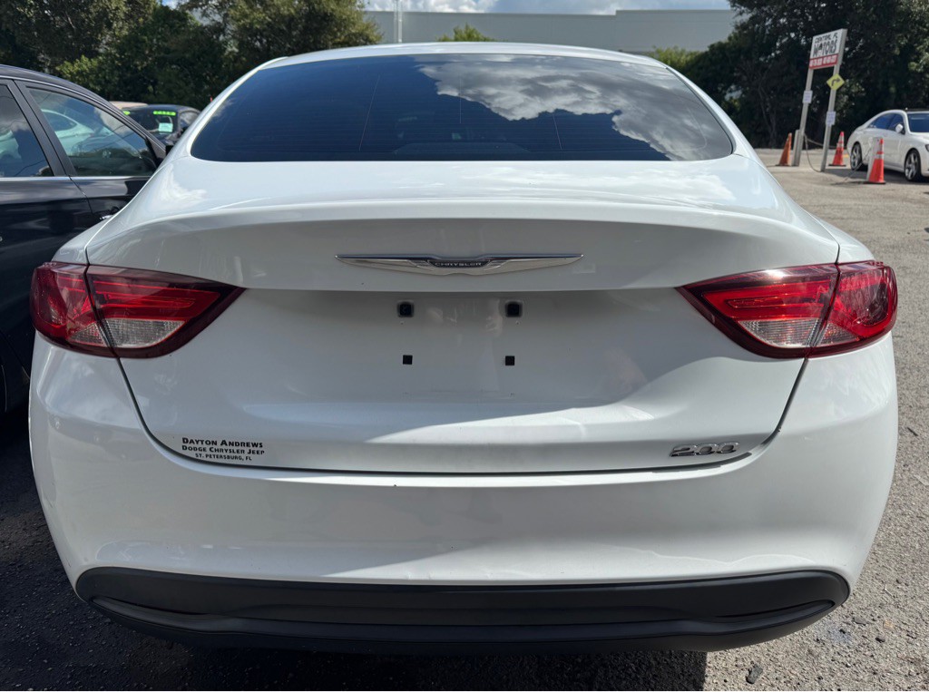2016 Chrysler 200 Image 16