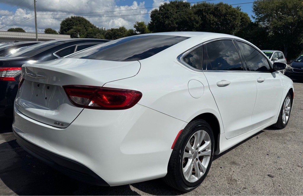 2016 Chrysler 200 Image 17