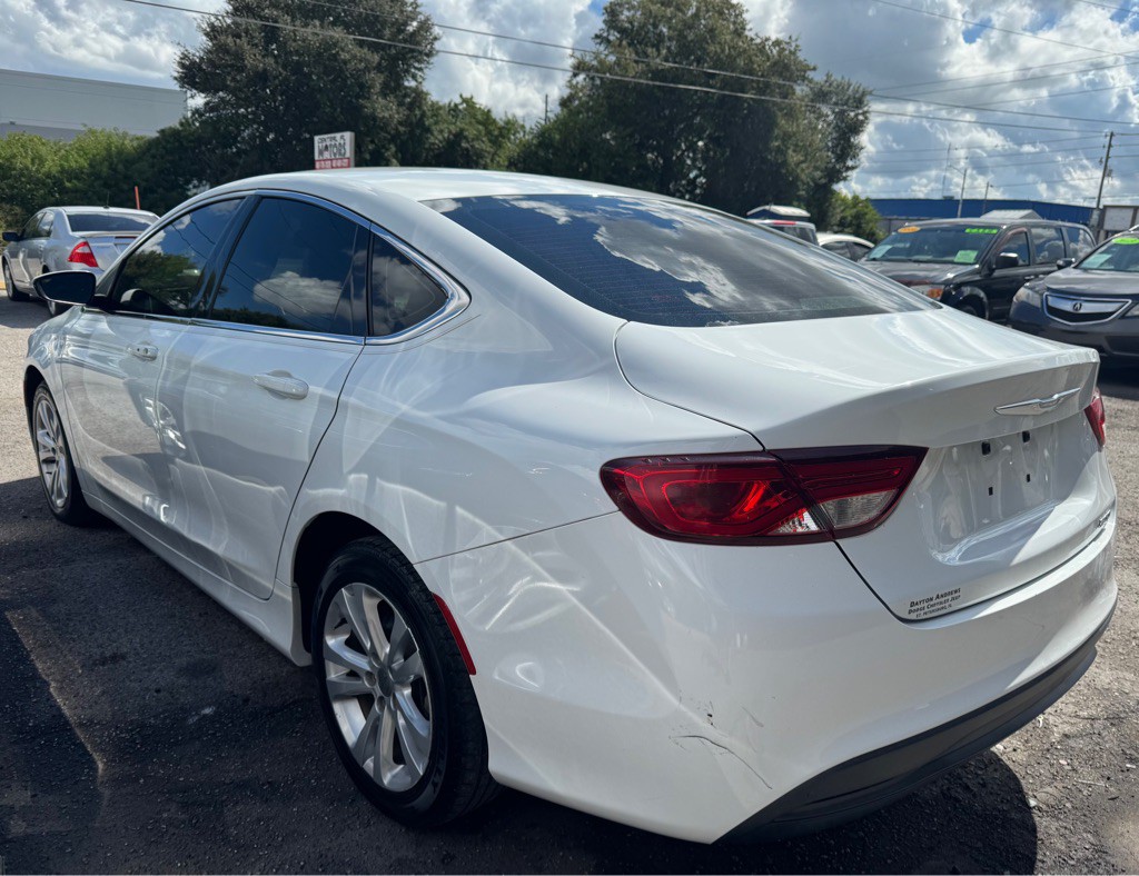 2016 Chrysler 200 Image 18