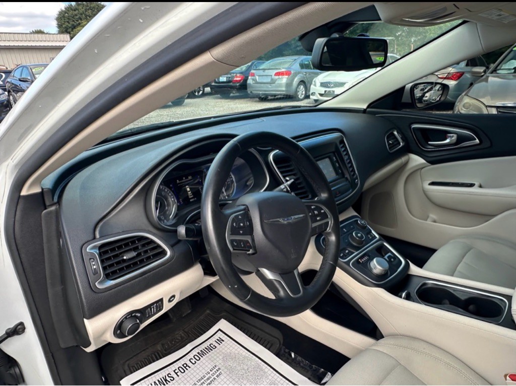 2016 Chrysler 200 Image 19