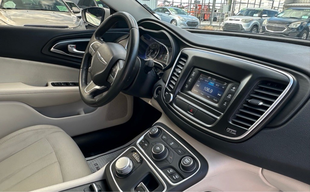 2016 Chrysler 200 Image 21