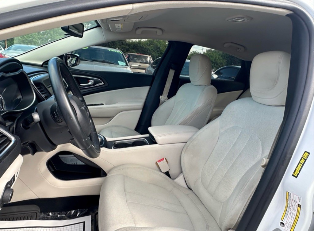 2016 Chrysler 200 Image 22