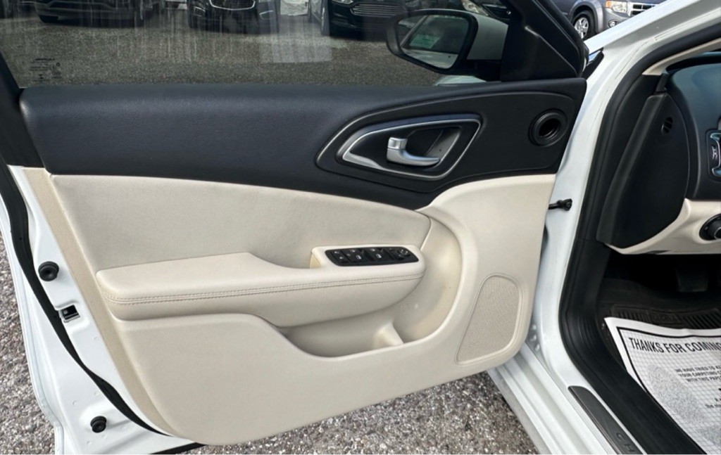2016 Chrysler 200 Image 23