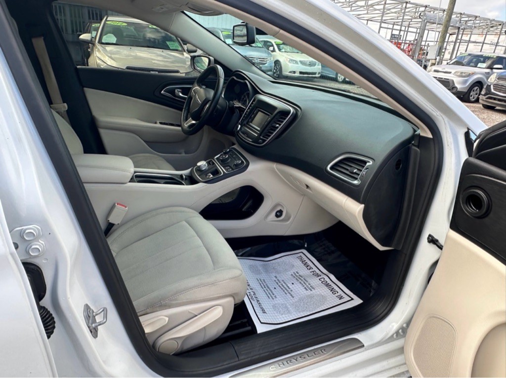 2016 Chrysler 200 Image 24