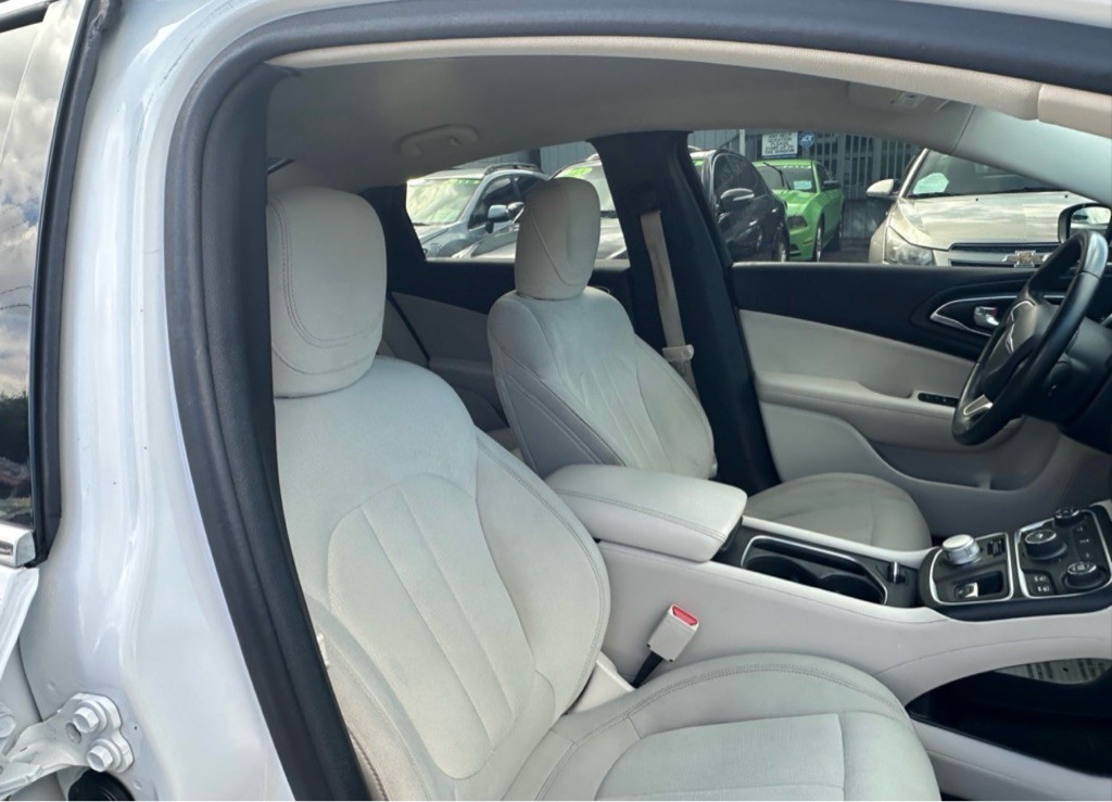 2016 Chrysler 200 Image 25