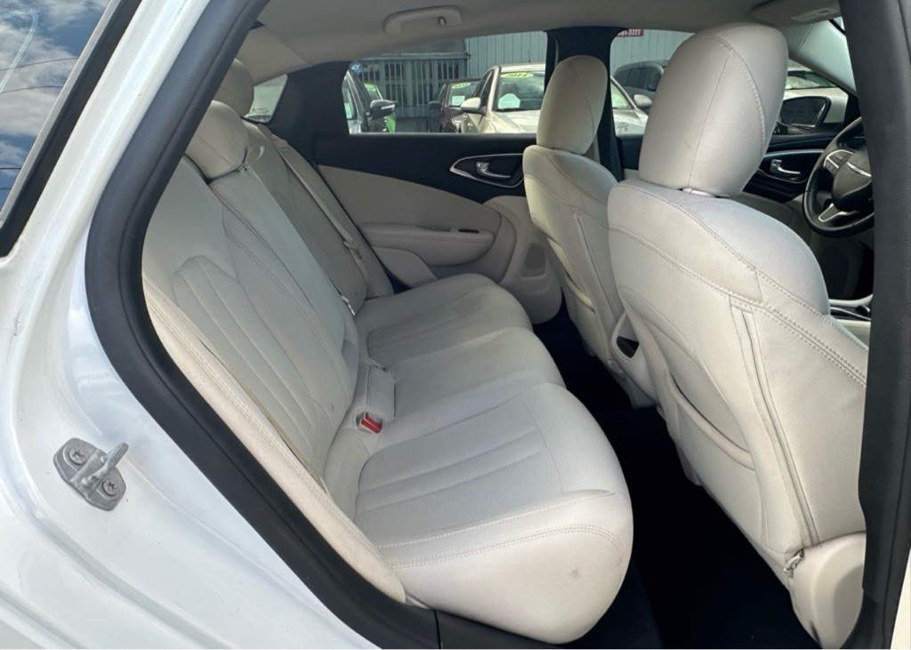 2016 Chrysler 200 Image 26