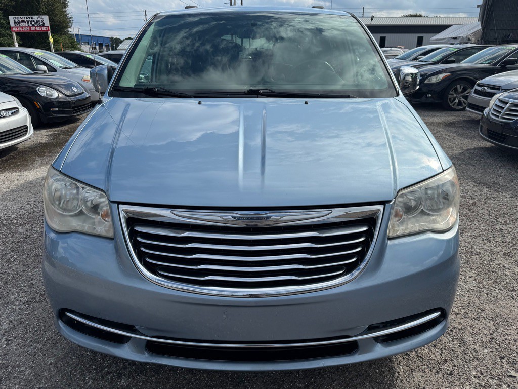 2012 Chrysler Town & Country Image 2