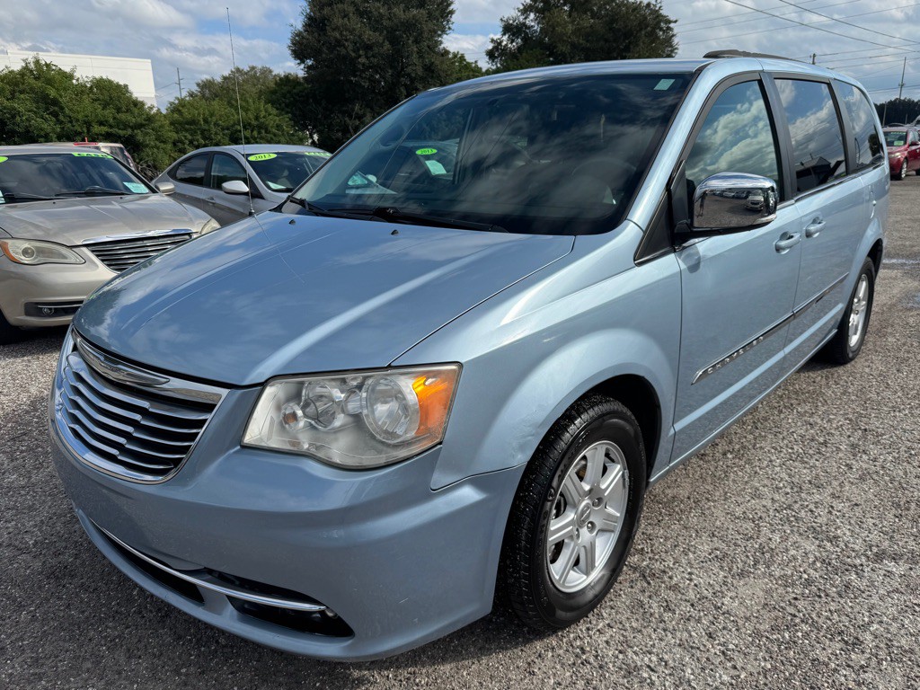 2012 Chrysler Town & Country Image 3