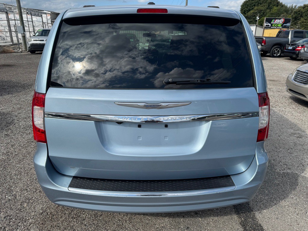2012 Chrysler Town & Country Image 4