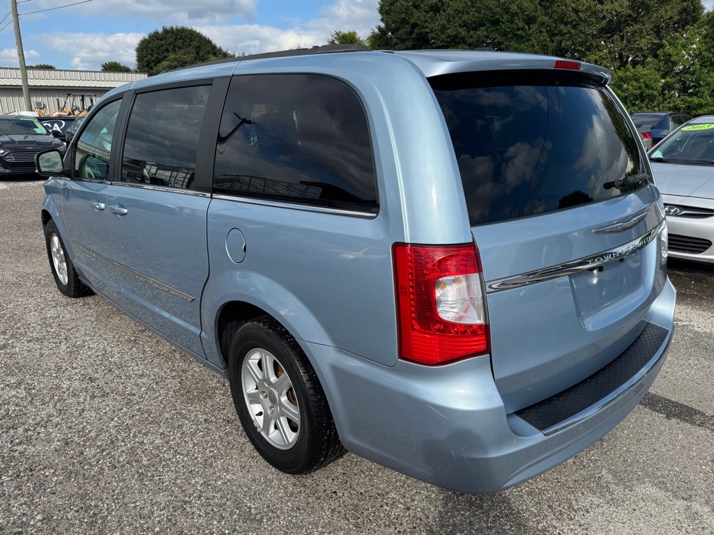 2012 Chrysler Town & Country Image 5