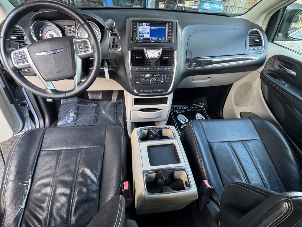 2012 Chrysler Town & Country Image 10
