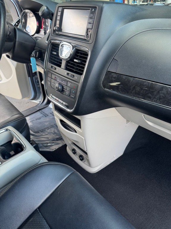2012 Chrysler Town & Country Image 14