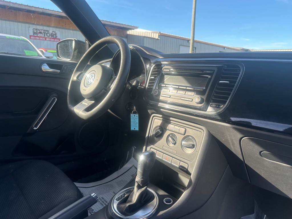 2012 Volkswagen Beetle Image 8