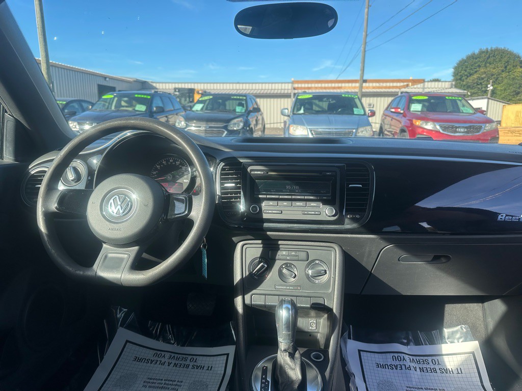 2012 Volkswagen Beetle Image 9