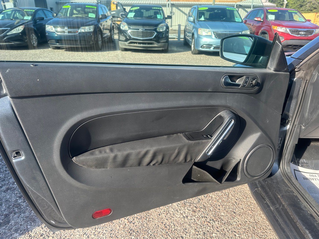 2012 Volkswagen Beetle Image 11