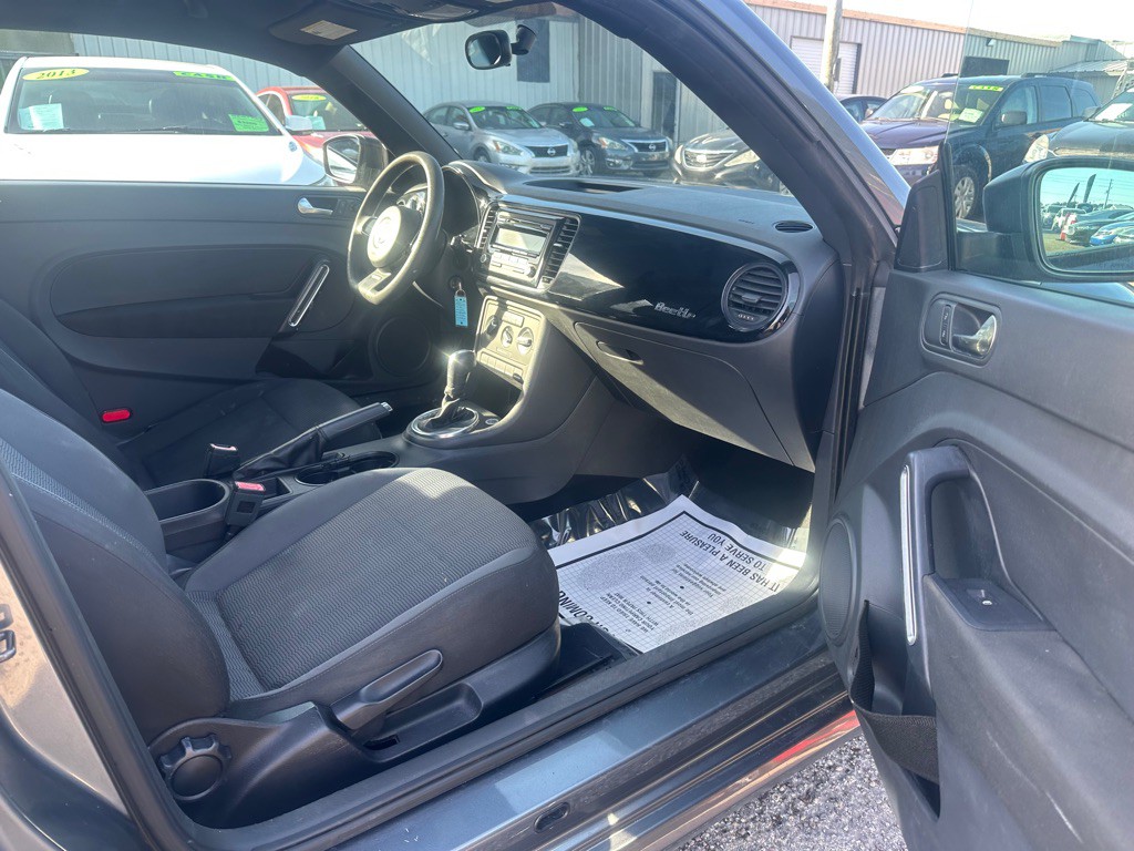 2012 Volkswagen Beetle Image 12