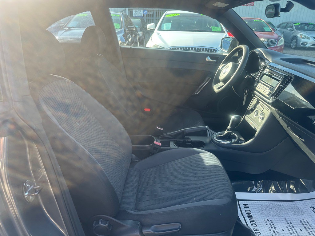 2012 Volkswagen Beetle Image 13