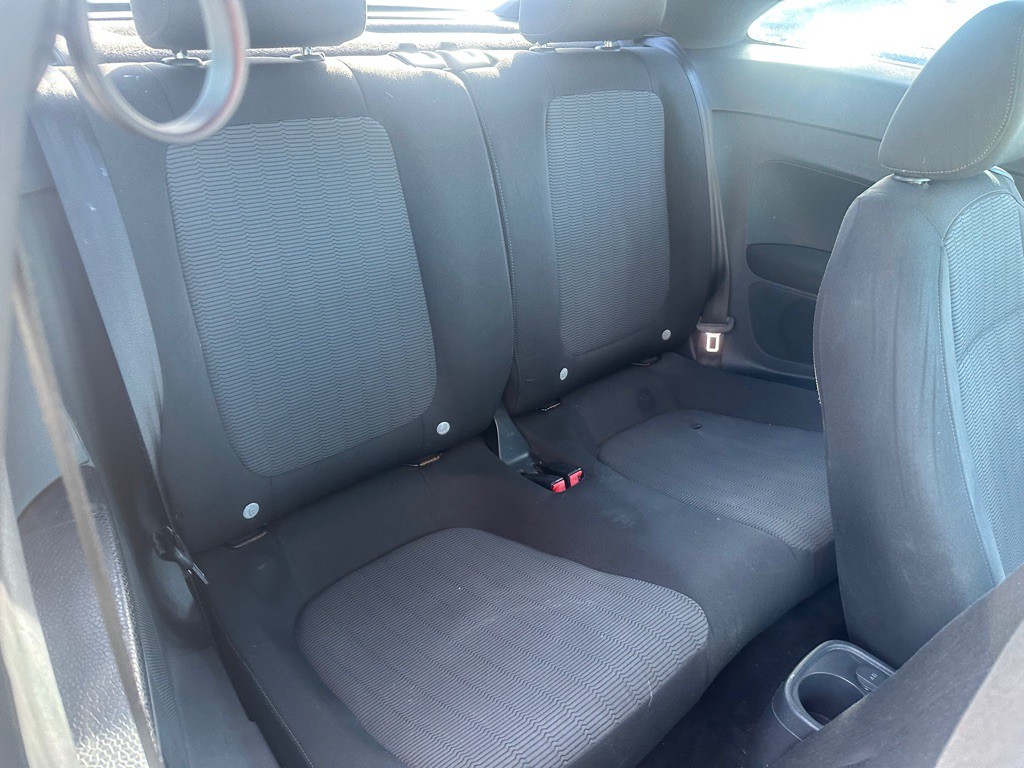 2012 Volkswagen Beetle Image 14