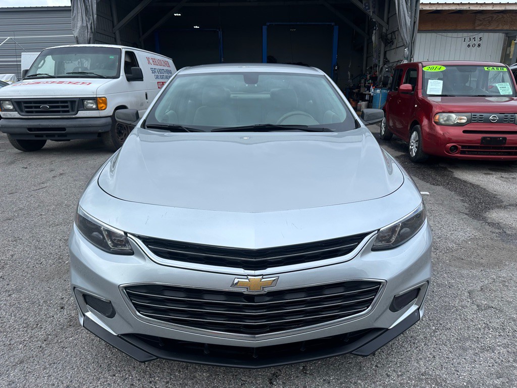 2016 Chevrolet Malibu Image 2