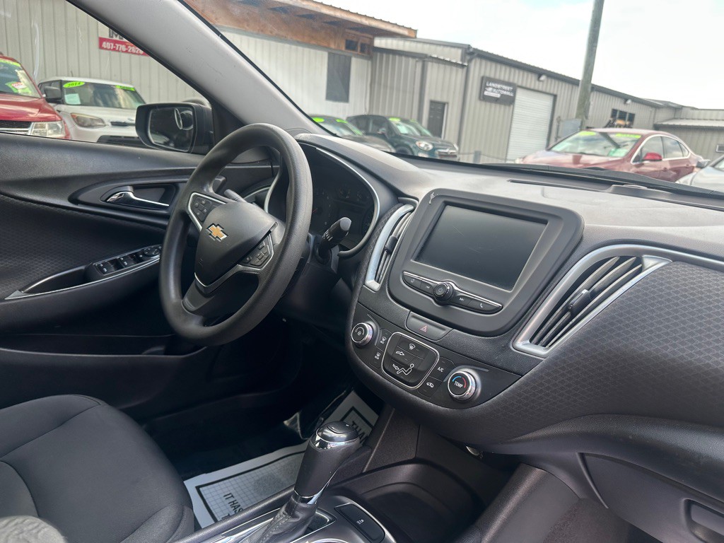 2017 Chevrolet Malibu Image 8