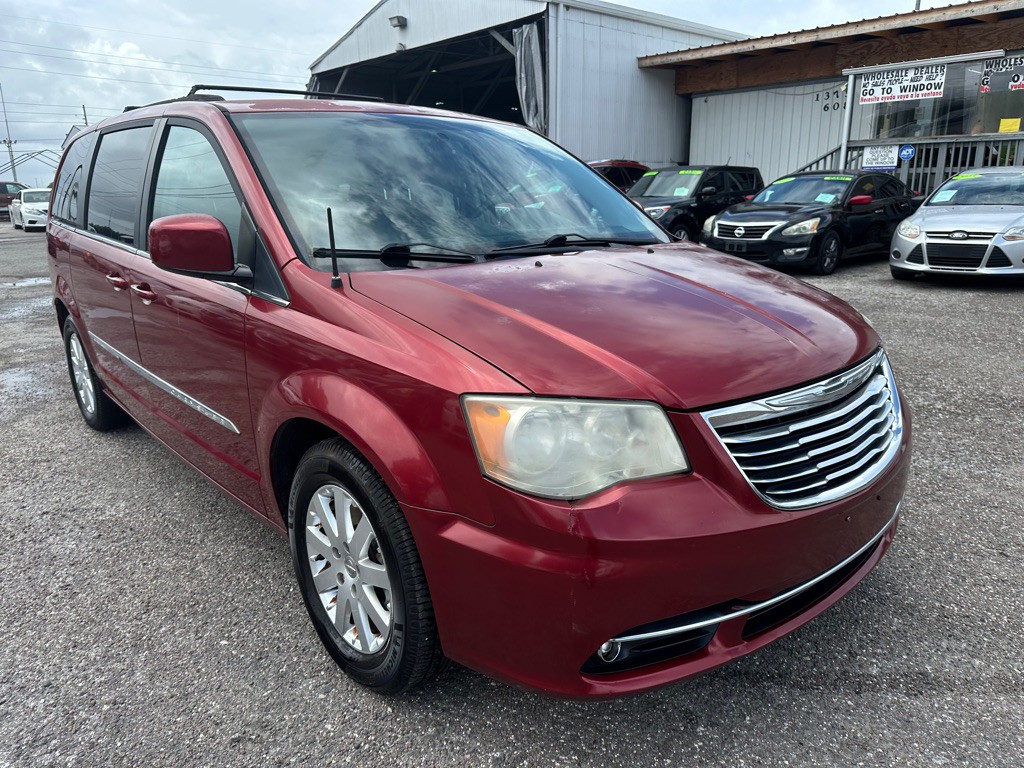 2014 Chrysler Town & Country Image 1