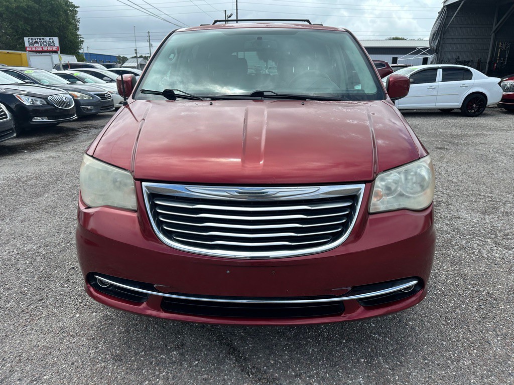 2014 Chrysler Town & Country Image 2