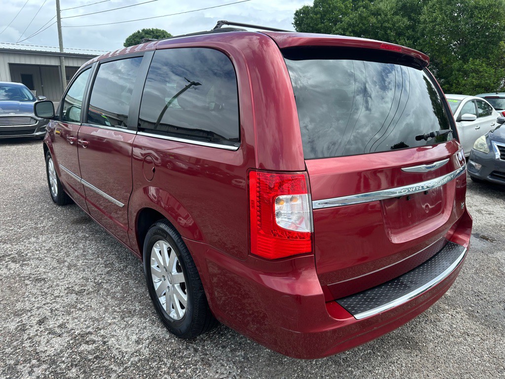 2014 Chrysler Town & Country Image 4