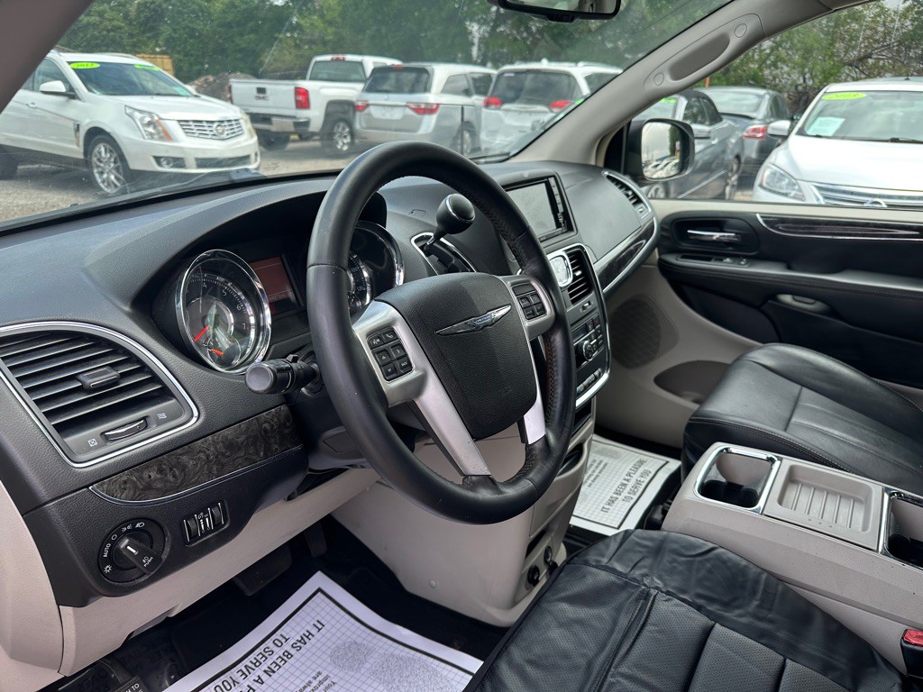 2014 Chrysler Town & Country Image 7