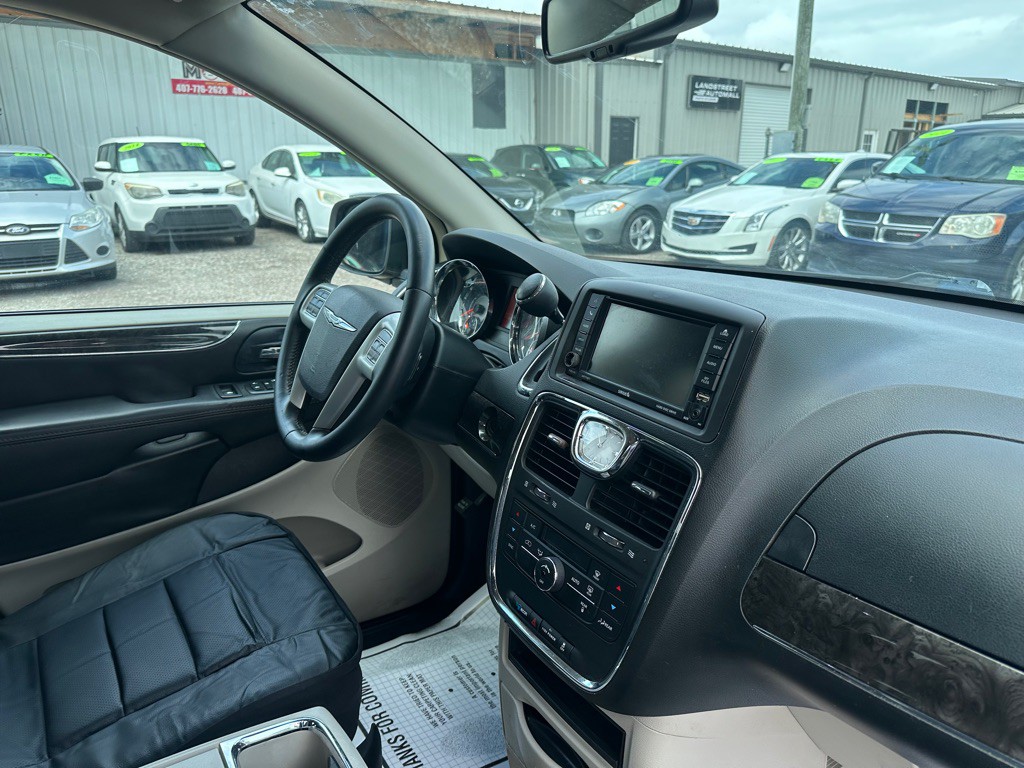 2014 Chrysler Town & Country Image 8