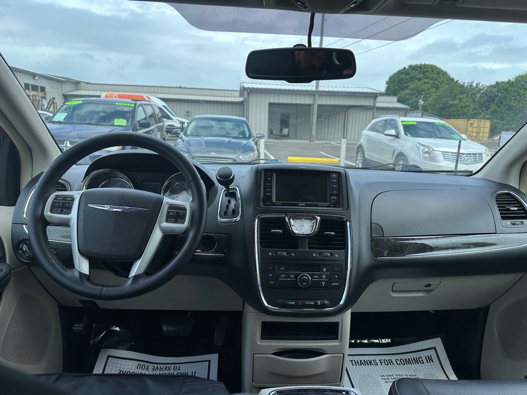 2014 Chrysler Town & Country Image 9