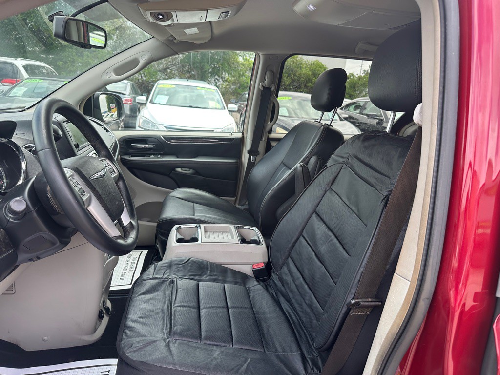 2014 Chrysler Town & Country Image 10