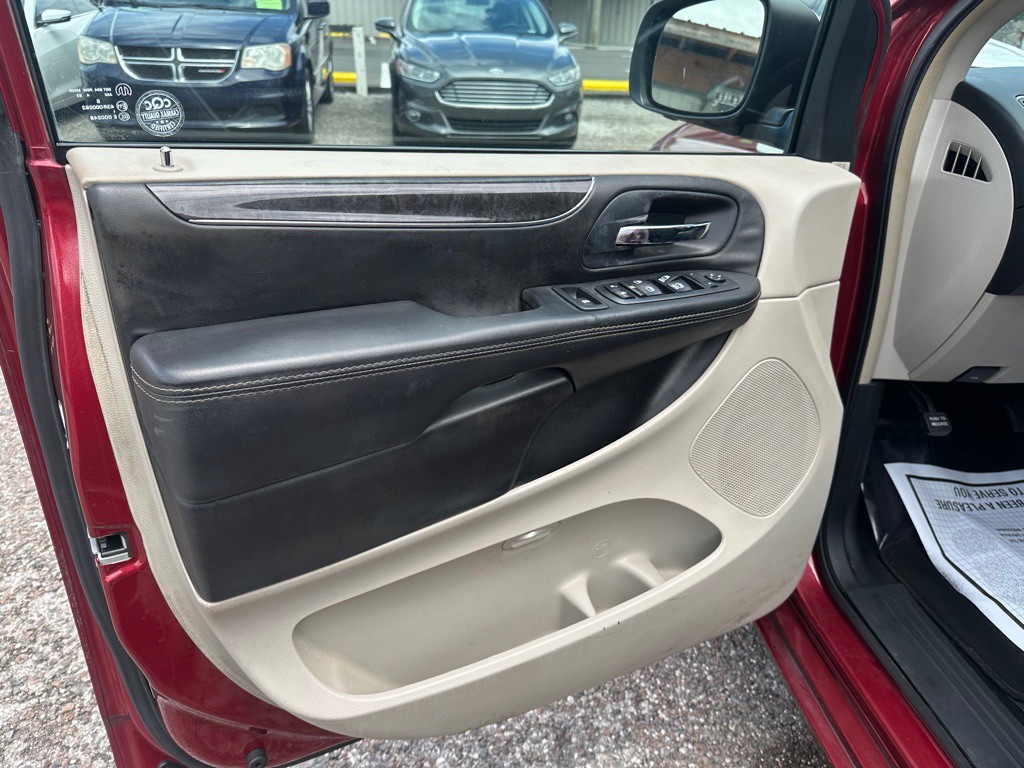 2014 Chrysler Town & Country Image 11